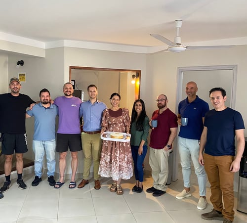Students and staff at Fluido taking a picture with Violeta and her birthday cake