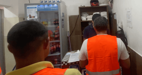 Short line of construction workers for lunch in Asunción