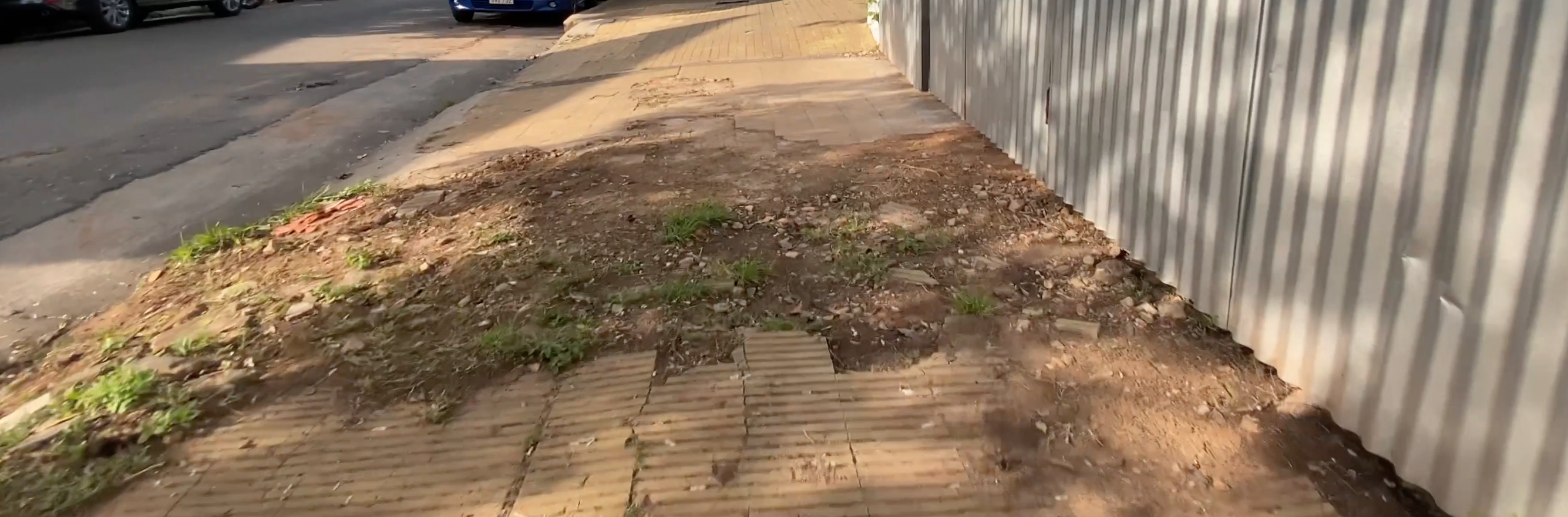 Asunción sidewalk disintegrated into dirt patch
