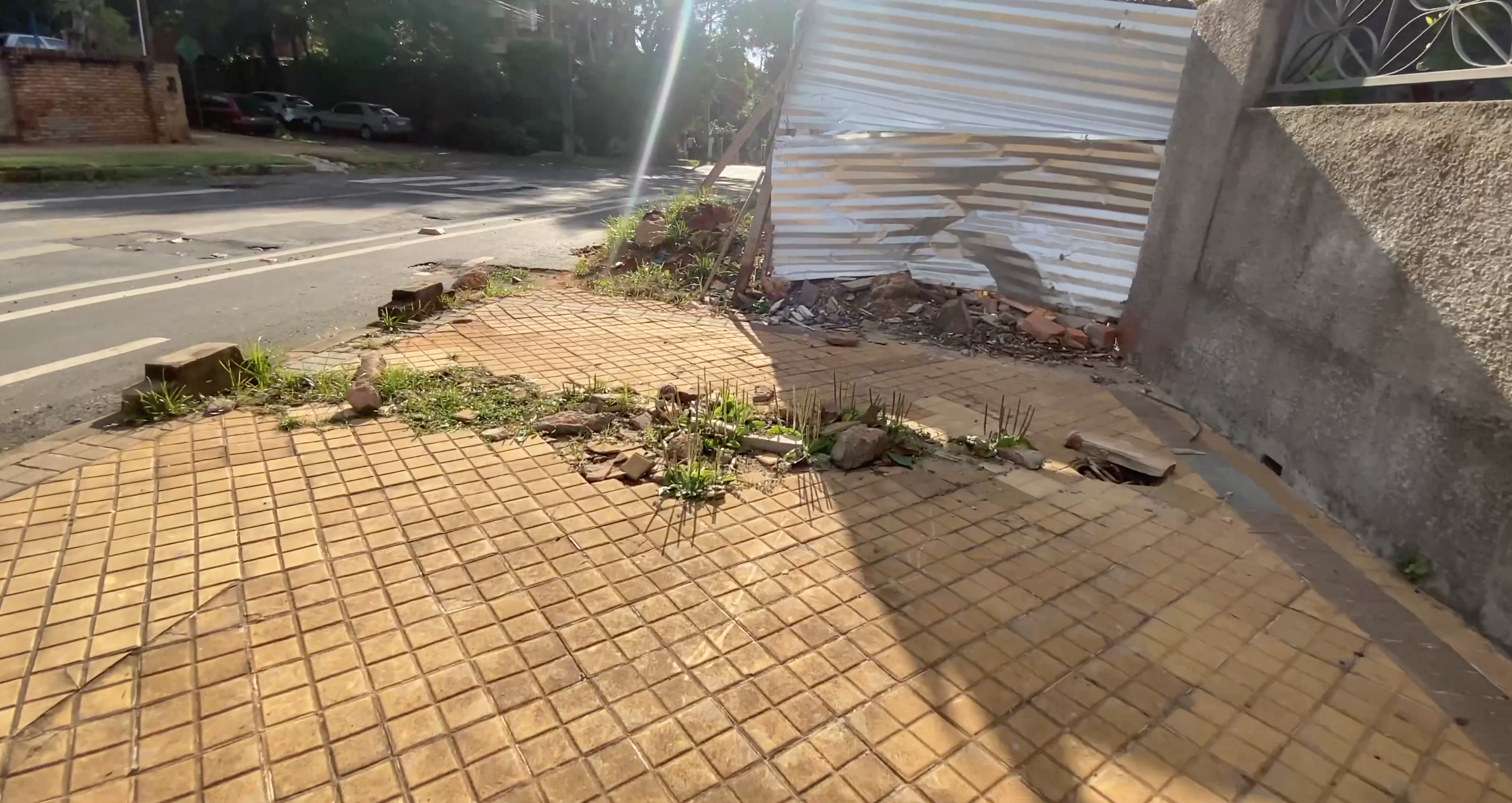 Sidewalk with a large crack obstructing in it in Asunción